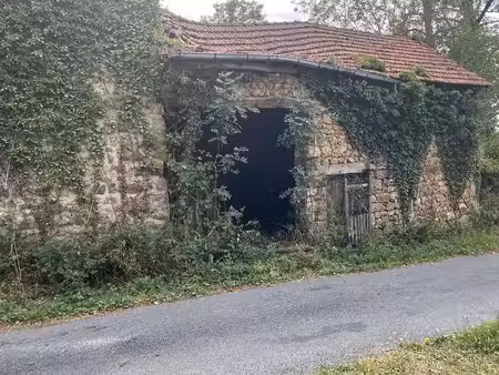 maison en pierre à rénover sur 3 parcelles avec grange  remise  et terrain 981m2