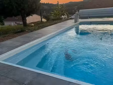 maison avec pisicine et vue sur plan deau
