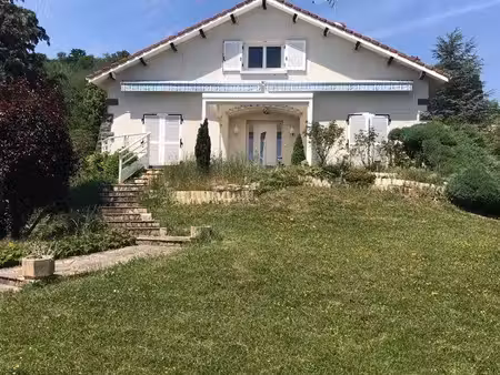 grande maison avec terrasse et jardin à issoire