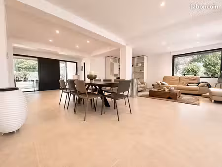 villa 9 pièces 277 m²