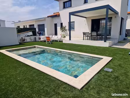très jolie villa avec piscine