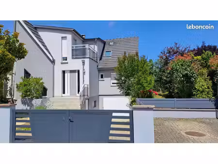 maison contemporaine et sa piscine