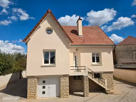 maison familiale de 150m2 sur 2 niveaux avec sous-sol complet  terrain de 1924m2