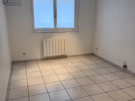 loue bureau dans petit centre d'affaires au neudorf