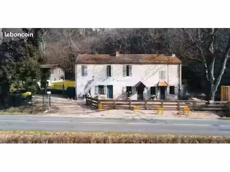 bar restaurant