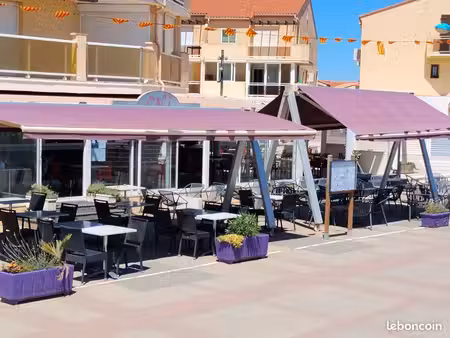 bar restaurant en bord de mer