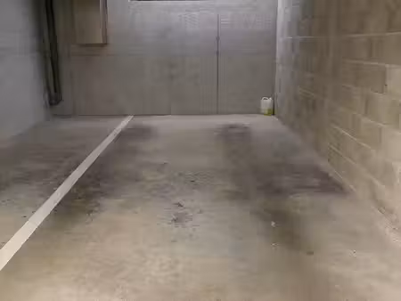 place parking en sous-sol à boege