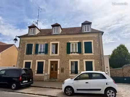 appartement 3 pièces de 28 11 m² loi carrez  47 37 m² surface totale. face au château