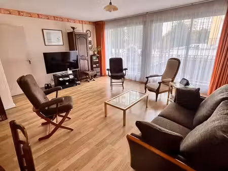 appartement 3 chambres avec balcon  2 parkings et cave 169 000 euros
