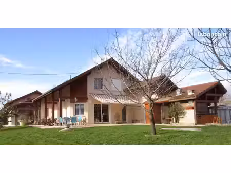 grande maison avec vue lac