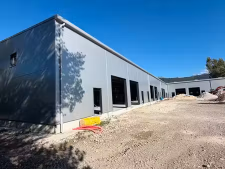 dernier lot disponible locaux d'activité / entrepôts / bureaux neufs 555m2