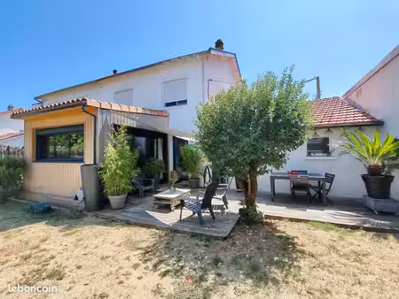 maison avec belle pièce de vie  3 chambres avec jardin et grand garage - biard