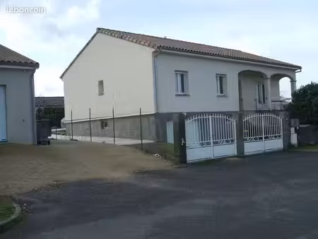maison récente de plain-pied