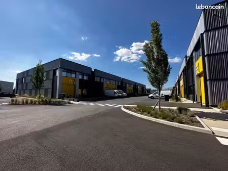 a louer entrepôt / bureaux poissy 148 m²