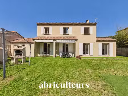 maison familiale 5 chambres avec piscine sur terrain de 1 600 m² à saint-chamas (13250)