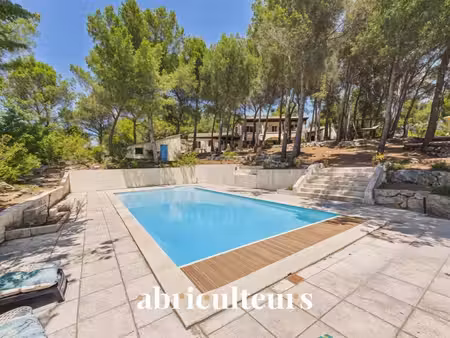 maison d’architecte de 257 m² avec piscine et jardin arboré de 4 000 m² en vente à...