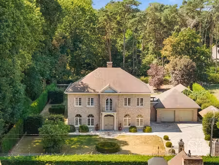villa exclusive avec piscine intérieure sur un vaste terrain
