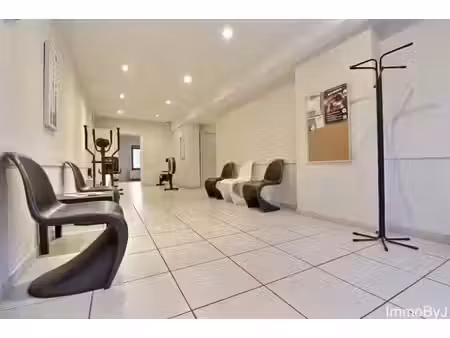 a vendre espace 4 bureaux rdc en plein centre de jambes .