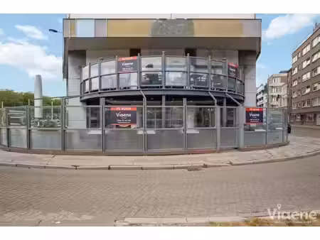 uitzonderlijk handelsgebouw met 4 appartementen