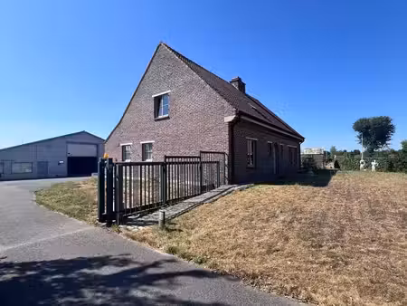 ruime villa met 5 slaapkamers en loods