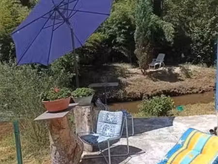 grande maison au bord de l'eau