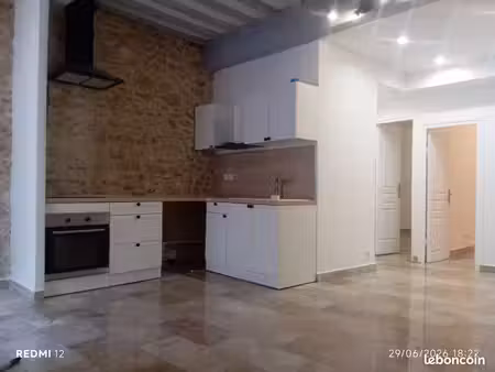nîmes centre – t3 meublé 48 m² + terrasse 10 m² – entièrement refait à neuf
