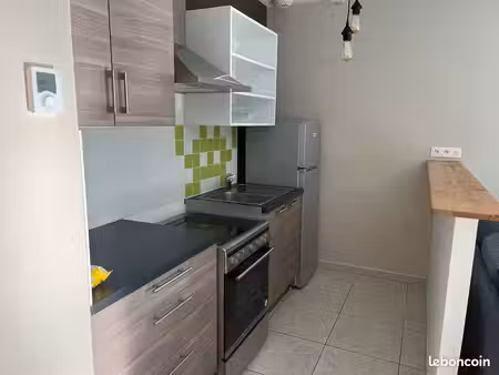 appartement meublé  type f2  situé guer centre  libre 20/09