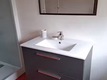 loue belle chambre meublée