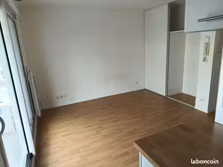 studio 21m² plus balcon  proche université  limite vannes/séné