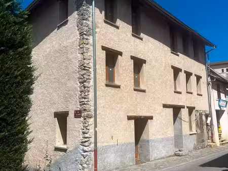 belle maison de village au cœur de crots à fort potentiel – 3 niveaux + sous-sol
