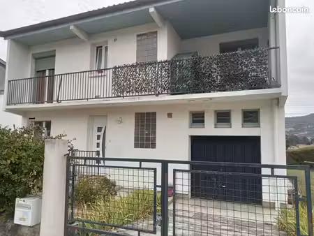 villa deux niveaux 108 m2  séjour  4 chambres  deux salles d'eaux  deux wc  grand garage h