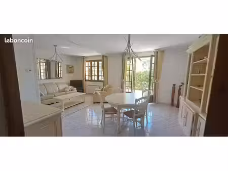 appartement meublé t2/t3 de 65 m2 avec rez-de-jardin  terrasse et piscine  proche port