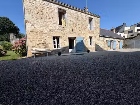 à vendre charmante maison en pierre rénovée au coeur de bau
