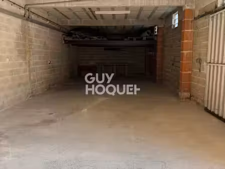 bâtiment à usage de stockage ou parking