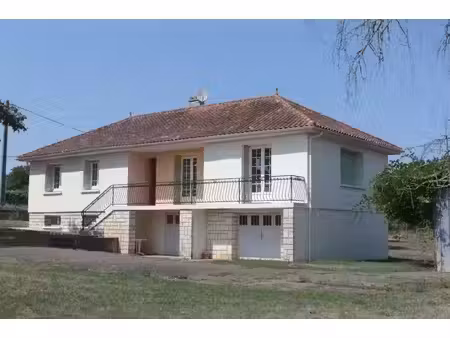 maison familiale avec 3 000 m² de terrain  dépendance et sous-sol complet
