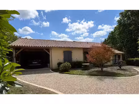 maison de plain-pied avec piscine dans un environnement calm