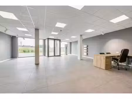 spacieux bureaux/commerce avec entrepôt et appart à faimes