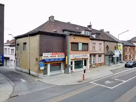 maison de commerce offrant de nombreuses possibilités