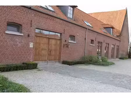 grand bureau situé dans le village calme de lamain