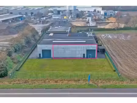 magazijn van 444 m²  mezanine 323m² en een buitenterrein ...