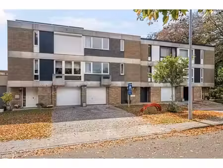 op te frissen bel-etage op gunstige locatie in sint-michiels