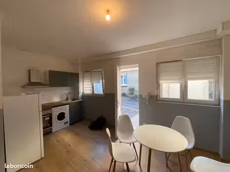moyeuvre - appartement rénové  entièrement meublé avec 1 chambre et une cuisine équipée