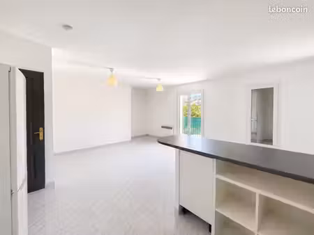 t3 70 m² – terrasse 11 m² – parking privé – environnement calme – centre  lycée et écoles 