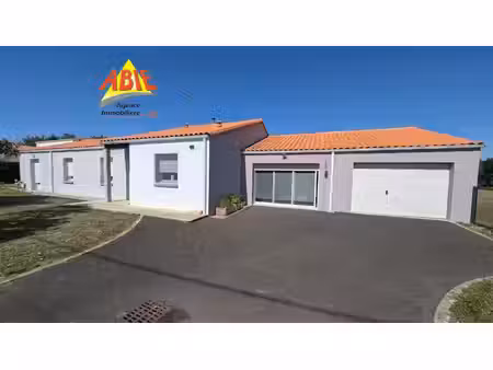 maison de plain-pied de 134 m2 avec piscine frontenay-roha