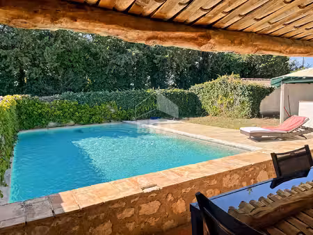 maison rénovée avec appartement indépendant et piscine.