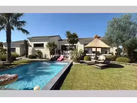 maison de plain-pied avec piscine  jardin paysager et belles p