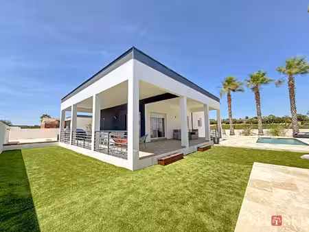 villa contemporaine 2013  195 m² de plain-pied sur 1 000 m² clos : 4 chambres  piscine au.