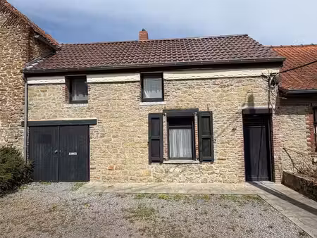 jolie maison avec cour et garage sise dans une rue paisible