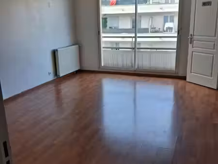 duplex t3 74 m² – 2 grandes chambres – balcon – parking – vaujours