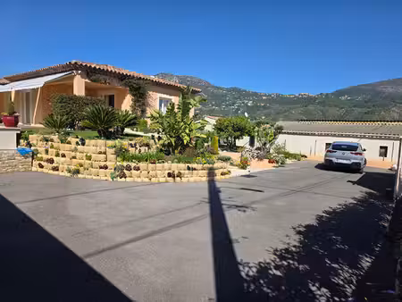 superbe villa de plain pieds   avec piscine  jardin stationnements dans quartier résidenti
